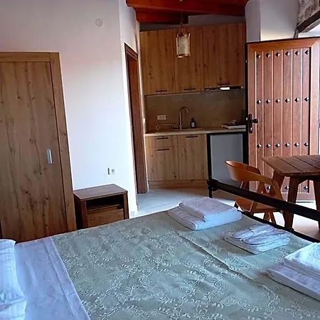 Annousa's House & فندق لايميناس